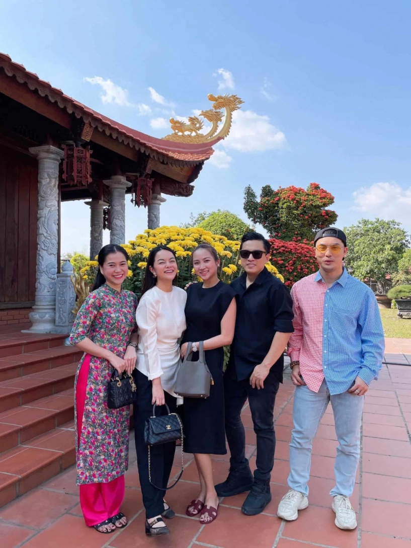 Hết tết còn xuân lâm vỹ dạ vẫn diện áo dài đi dép đơn giản nhưng soi giá bỏng tay - 2