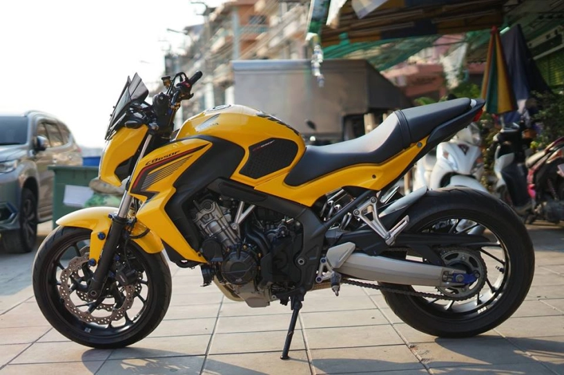 Honda cb650f tạo dáng đầy gợi cảm bên tông màu yellow sporty - 14