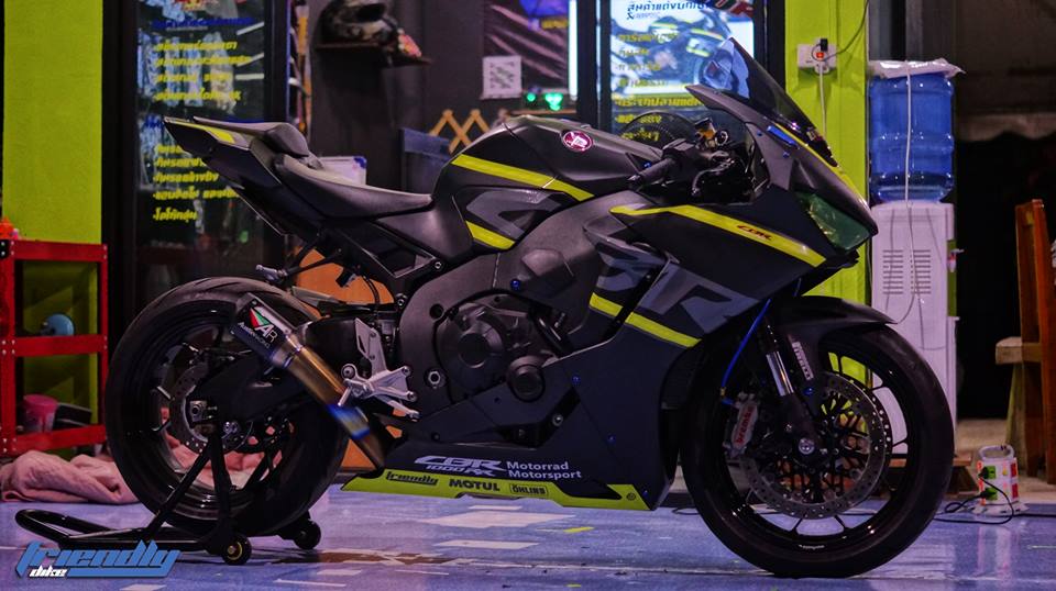 Honda cbr1000rr bò mộng hiếu chiến bên tông màu black matte - 1