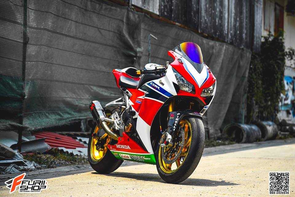 Honda cbr1000rr chói lòa bên dàn chân đồ hiệu - 2