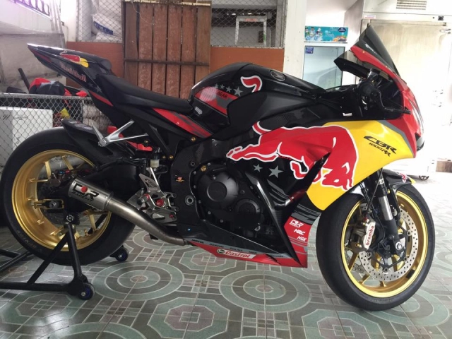 Honda cbr1000rr đậm chất chơi với bộ cánh rebull - 6