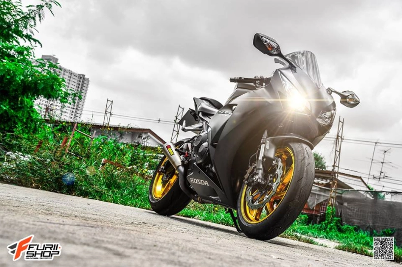 Honda cbr1000rr lịch lãm bên dàn chân sáng chói - 1