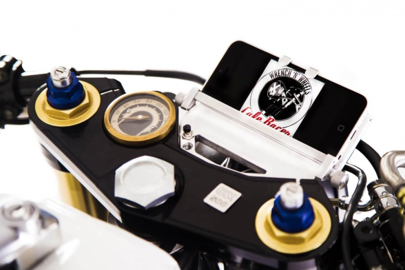Honda cx500 độ cafe racer dùng điện thoại làm đồng hồ hiển thị cùng dàn đồ chơi hiện đại - 6