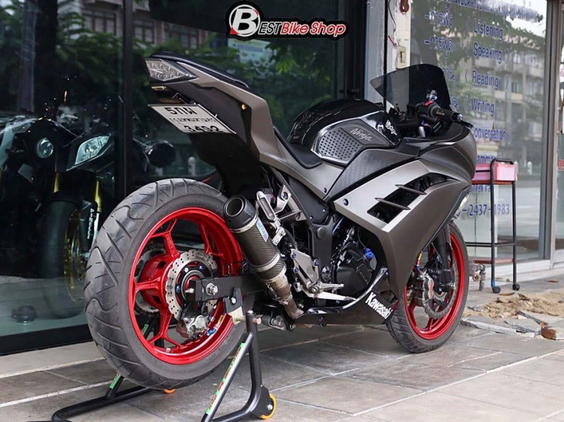 Kawasaki ninja 300 độ kịch độc với thân hình matte black - 12