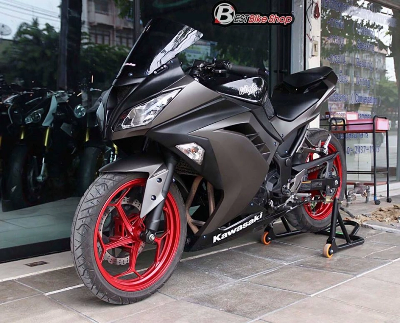 Kawasaki ninja 300 độ kịch độc với thân hình matte black - 14