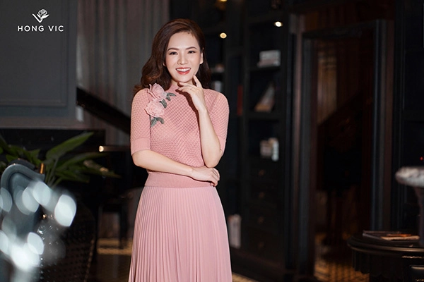 Mc đan lê xinh đẹp tỏa nắng trong bst xuân hè của hong vic fashion - 4