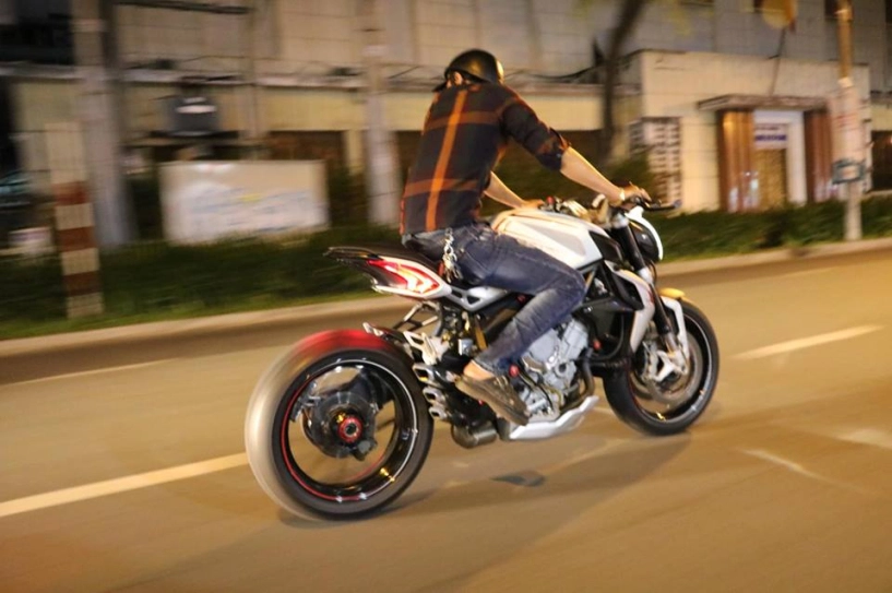 Mv agusta dragster 800 cô gái đến từ ý khoe dáng nóng bỏng trên đất việt - 16