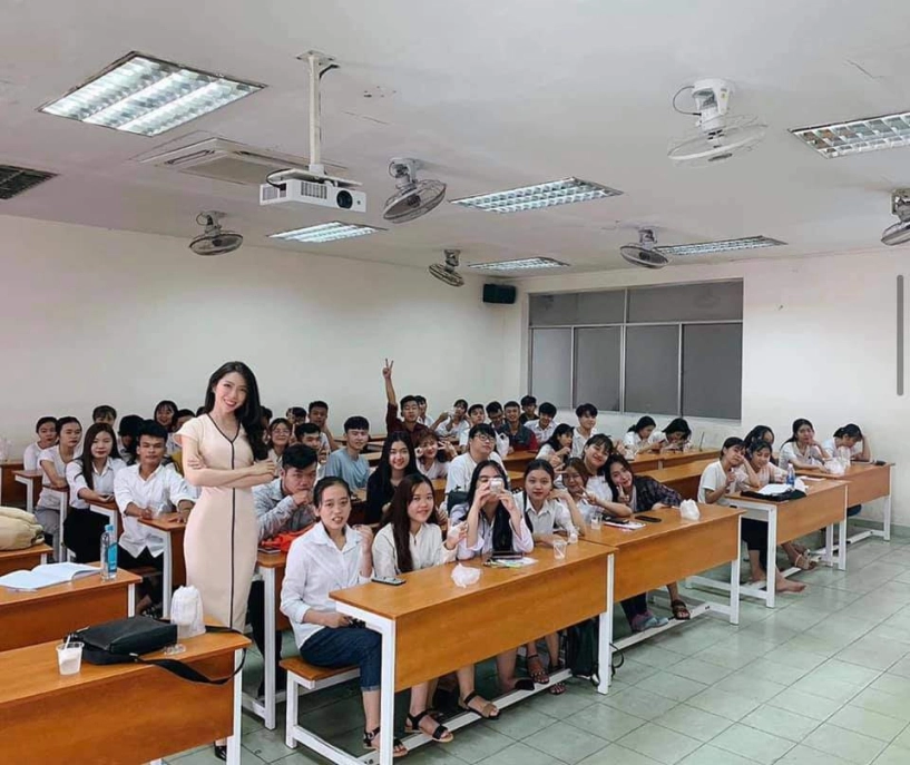 Nữ giảng viên đại học nổi như cồn mỗi ngày đi dạy đều lên đồ chất như người mẫu - 6