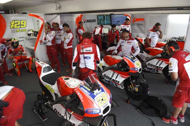 Rossi nhận xét đội đua của ducati racing team như đội đua f1 - 2