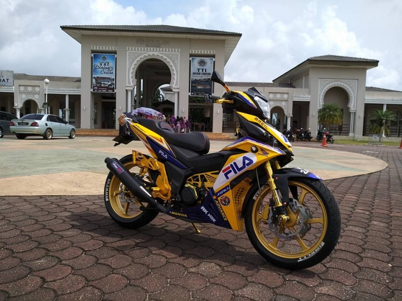Rs150 độ với option đồ chơi tone vàng chói lóa của biker malaysia - 3