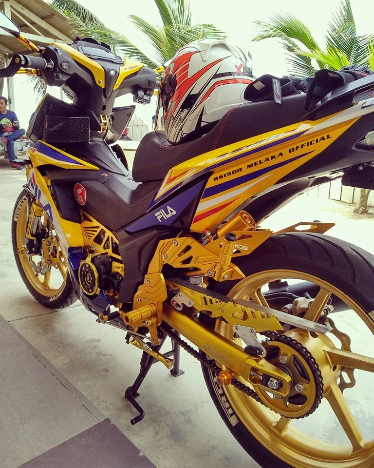 Rs150 độ với option đồ chơi tone vàng chói lóa của biker malaysia - 5