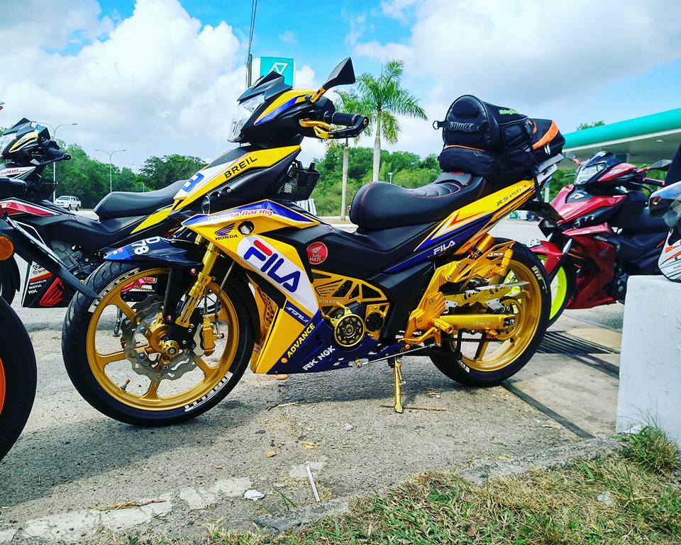 Rs150 độ với option đồ chơi tone vàng chói lóa của biker malaysia - 7