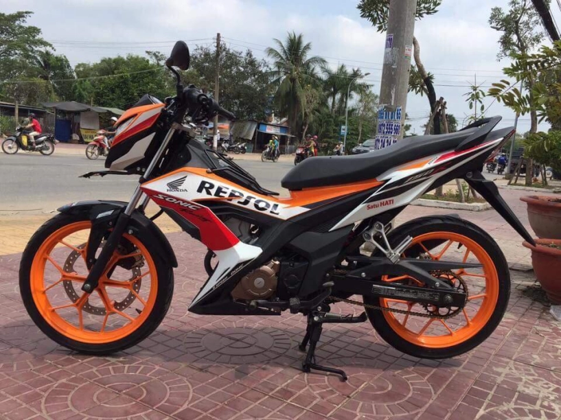 Sonic 150r repsol độ đơn giản với loạt đồ chơi ở ghi đông - 1