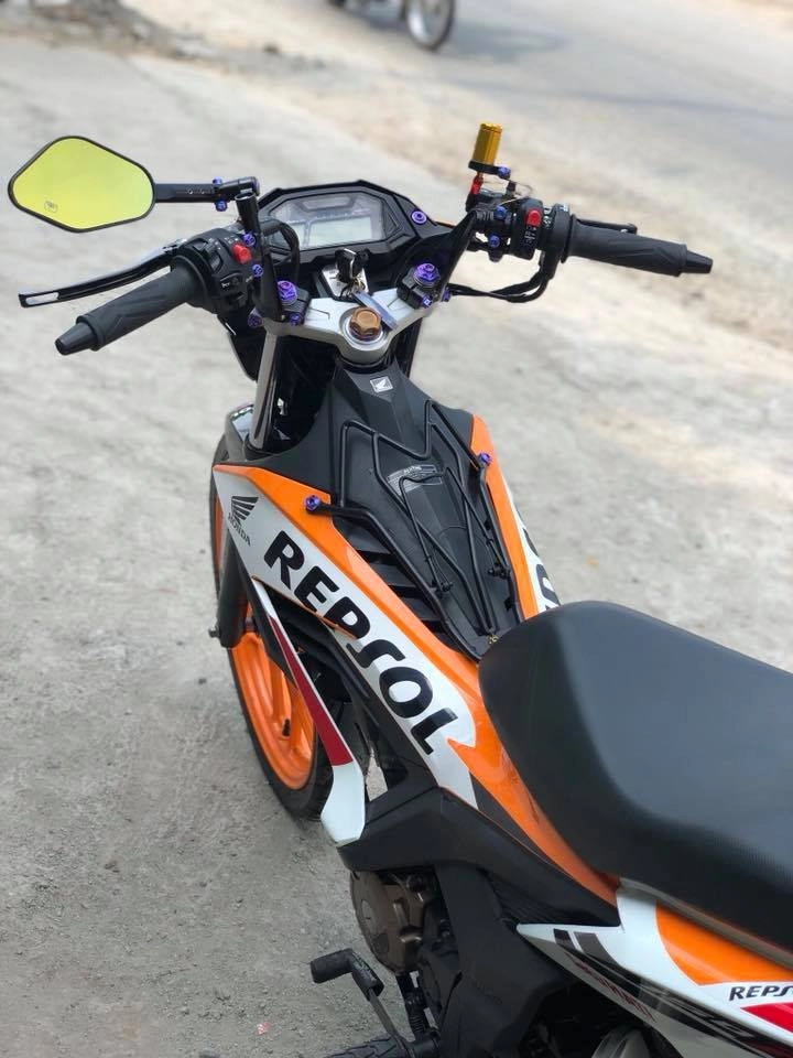 Sonic 150r repsol độ đơn giản với loạt đồ chơi ở ghi đông - 3