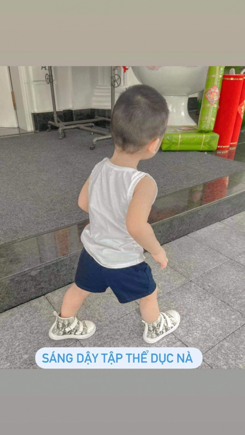 Tập thể dục quý tử nhà lan khuê được bố mẹ sắm hẳn đôi giày 13 triệu mang cho êm - 2