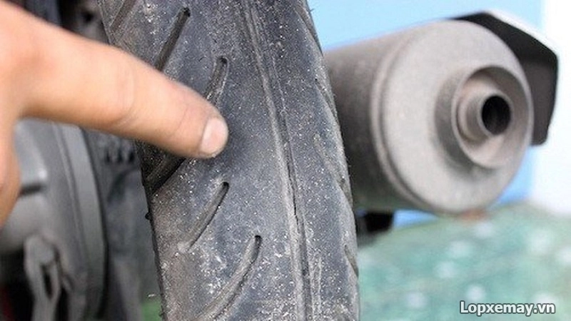 Thay lốp xe máy phù hợp cho mùa mưa và những điều cần lưu ý - 2