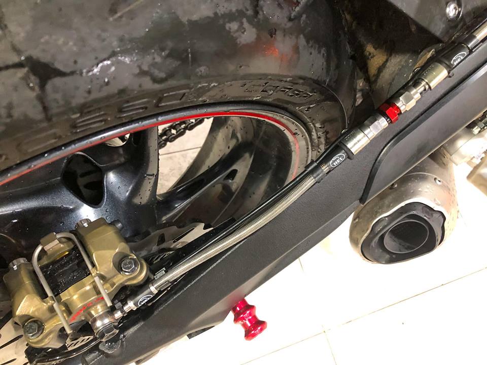 Triumph street triple bản nâng cấp đầy kịch tính vào chiều mưa - 6