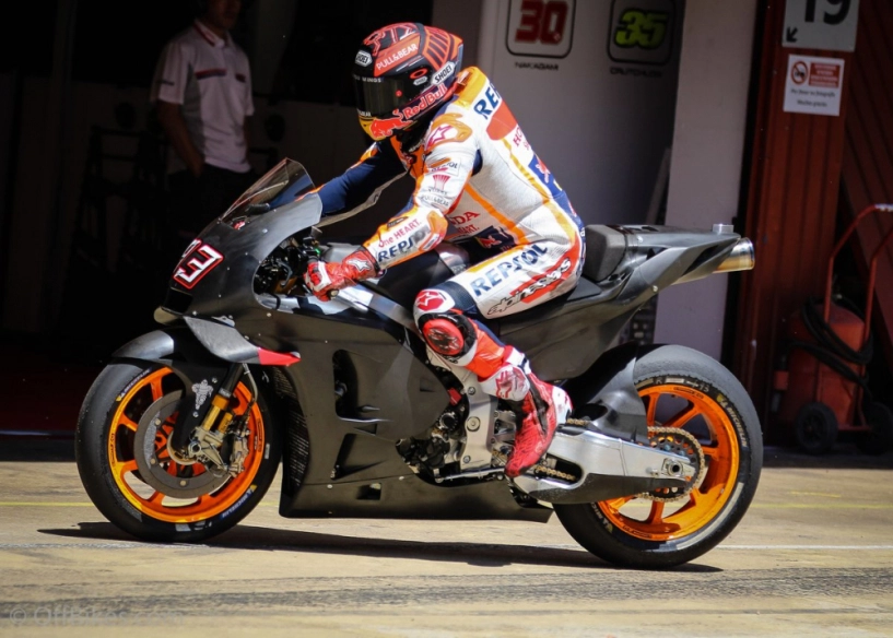 Xuất hiện marquez chạy thử rc213v 2019 chuẩn bị cho giải đua motogp 2019 - 1