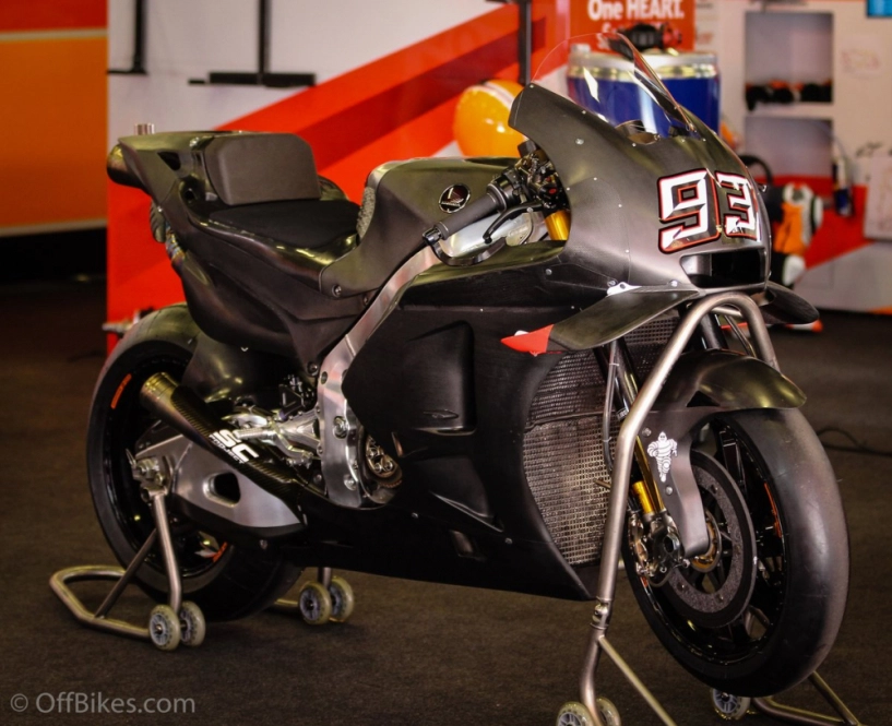 Xuất hiện marquez chạy thử rc213v 2019 chuẩn bị cho giải đua motogp 2019 - 3