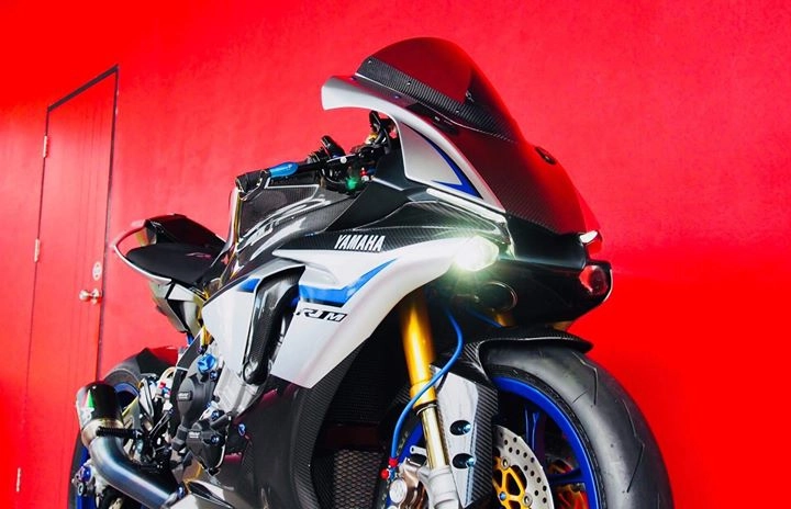 Yamaha r1m nâng cấp hoàn thiện với phụ kiện carbon fiber - 1