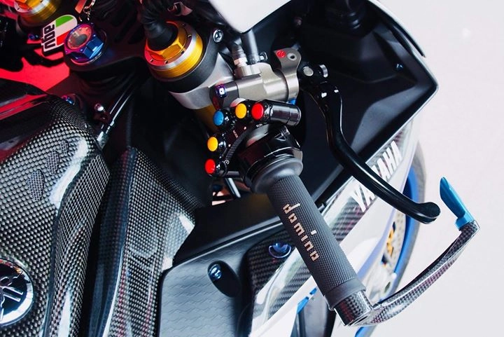 Yamaha r1m nâng cấp hoàn thiện với phụ kiện carbon fiber - 3