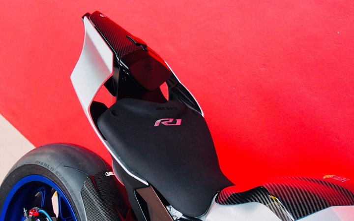 Yamaha r1m nâng cấp hoàn thiện với phụ kiện carbon fiber - 7