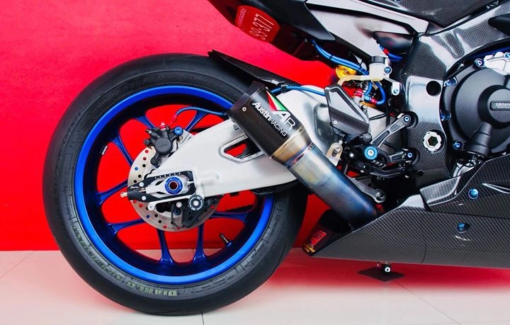 Yamaha r1m nâng cấp hoàn thiện với phụ kiện carbon fiber - 15