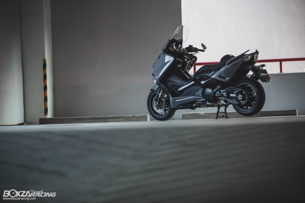 Yamaha tmax độ chất chơi tạo dáng dưới garage - 1