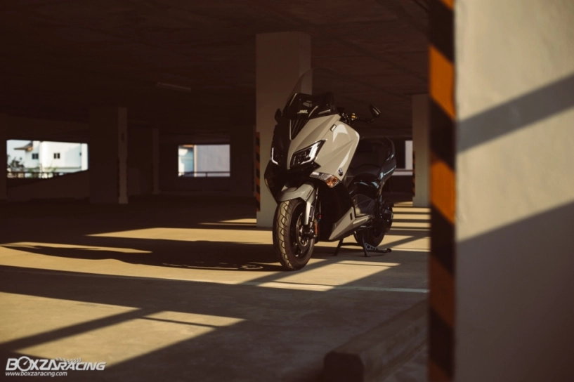 Yamaha tmax độ chất chơi tạo dáng dưới garage - 2