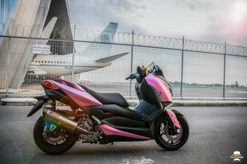 Yamaha x-max300 lạ lẫm với style áo hồng cá tính - 1