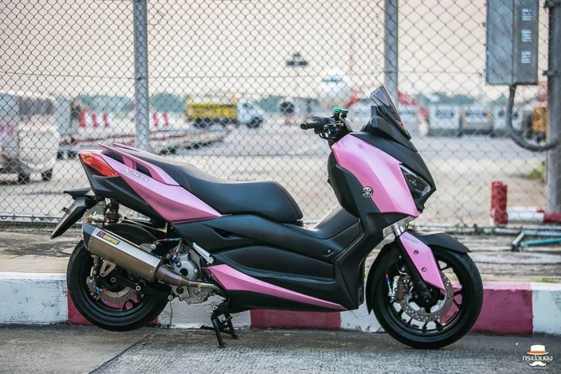 Yamaha x-max300 lạ lẫm với style áo hồng cá tính - 4