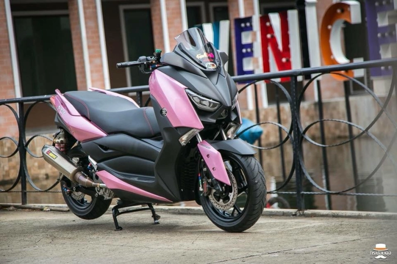 Yamaha x-max300 lạ lẫm với style áo hồng cá tính - 7