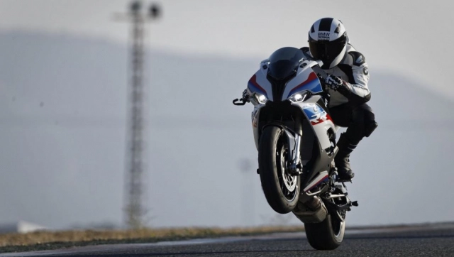 Bmw s1000rr 2019 lộ diện teaser giới thiệu trước khi được ra mắt tại ấn độ - 1