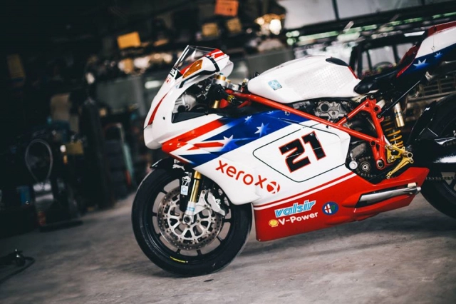 Ducati 999s supersport huyền thoại khoe dáng dưới gầm garage - 1