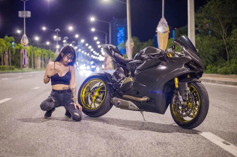 Ducati panigale 1199 s đọ dáng với nữ biker khiêu gợi - 1