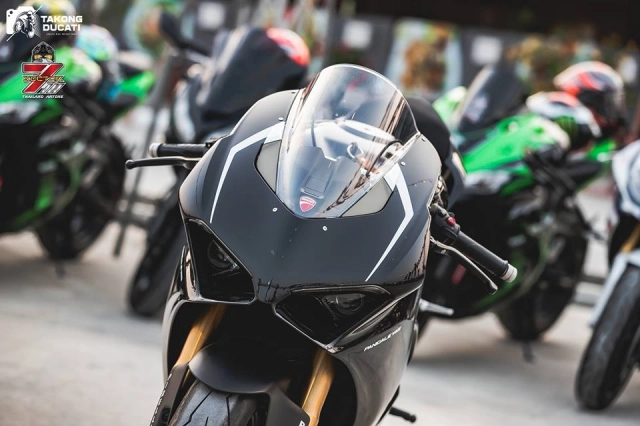 Ducati panigale v4 s độ chất ngất với tone màu full black - 3