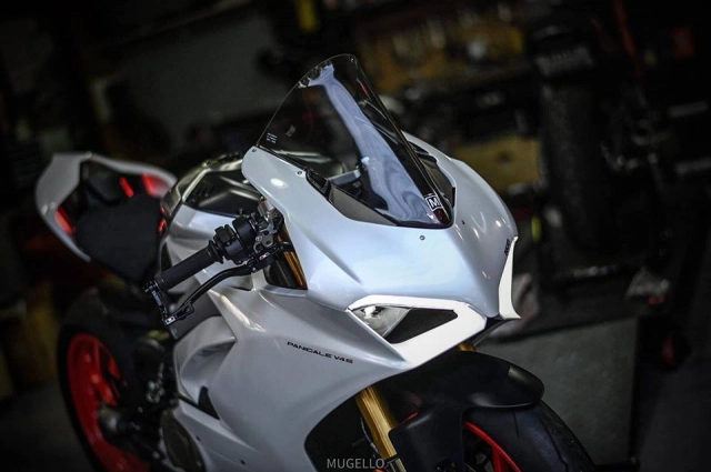 Ducati panigale v4 s độ hoàn thiện với phong cách white pearl 2k - 1