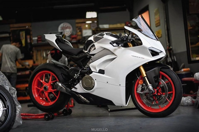 Ducati panigale v4 s độ hoàn thiện với phong cách white pearl 2k - 3