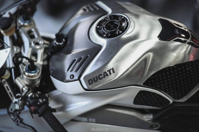 Ducati panigale v4 s độ hoàn thiện với phong cách white pearl 2k - 6