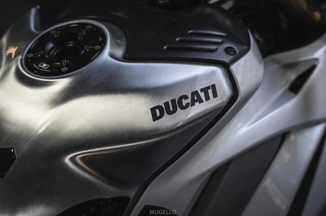 Ducati panigale v4 s độ hoàn thiện với phong cách white pearl 2k - 7