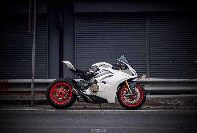 Ducati panigale v4 s độ hoàn thiện với phong cách white pearl 2k - 13