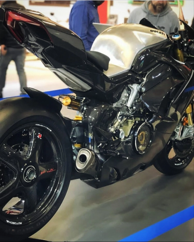 Ducati panigale v4r carbon - định dạng cá mập 2019 với trang bị full body carbon - 3