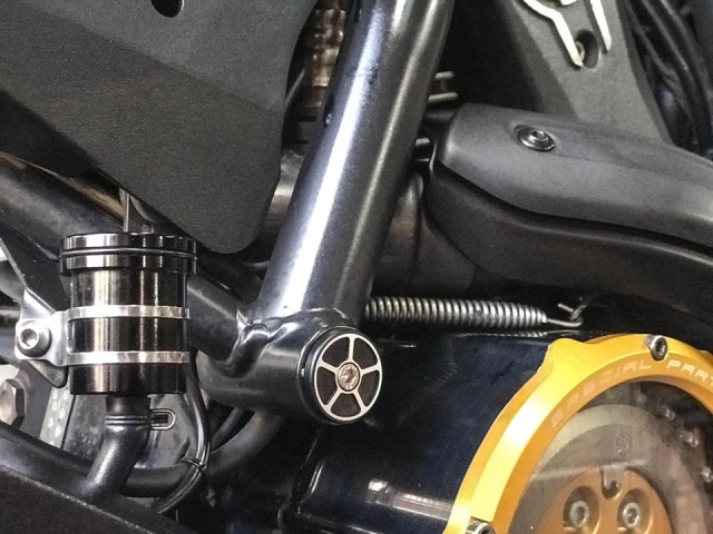 Ducati scrambler icon độ nổi bật và cực chất với tone vàng chói chang - 6