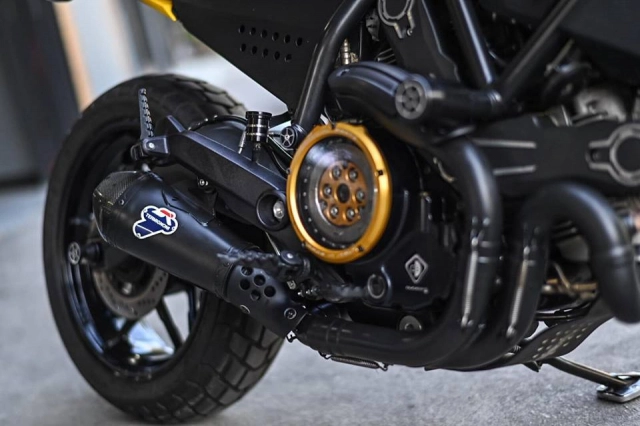 Ducati scrambler icon độ nổi bật và cực chất với tone vàng chói chang - 7
