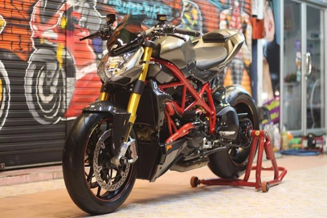 Ducati streetfighter tạo nét đầy lực lưỡng bên nghệ thuật đường phố graffiti - 1