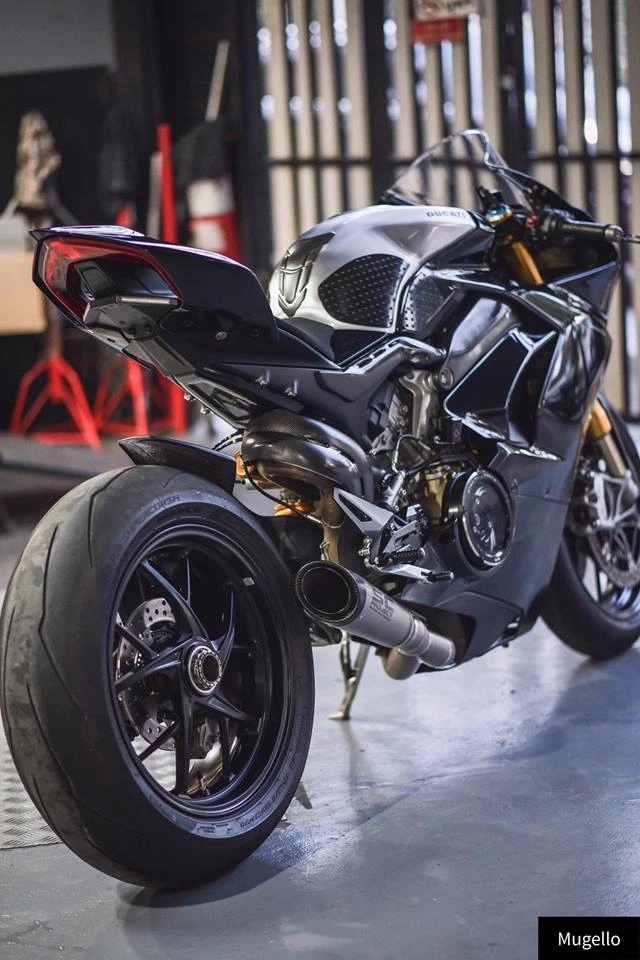 Ducati v4s panigale vẻ đẹp toàn năng với trang bị full black - 11