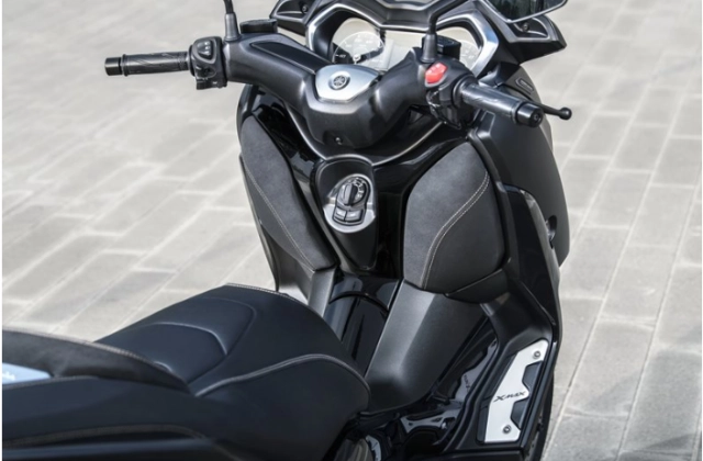 eicma 2018 ra mắt phiên bản đặc biệt yamaha x-max300 iron max nhấn mạnh sự sang trọng mạnh mẽ - 6