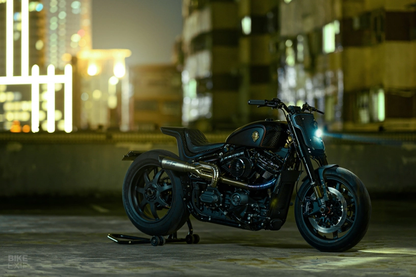 Harley-davidson street bob tùy chỉnh đặc biệt từ rough crafts với biệt danh tarmac raven - 1