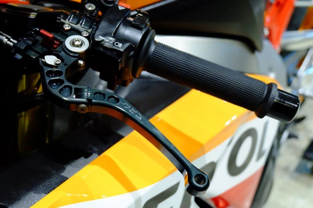 Honda cbr1000rr độ đầy lôi cuốn trong diện mạo repsol racing - 7