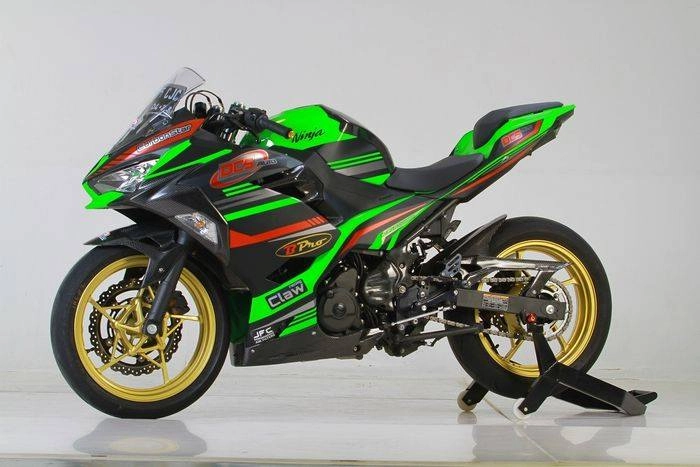 Kawasaki ninja 250 độ gây mê build theo phong cách racing - 2